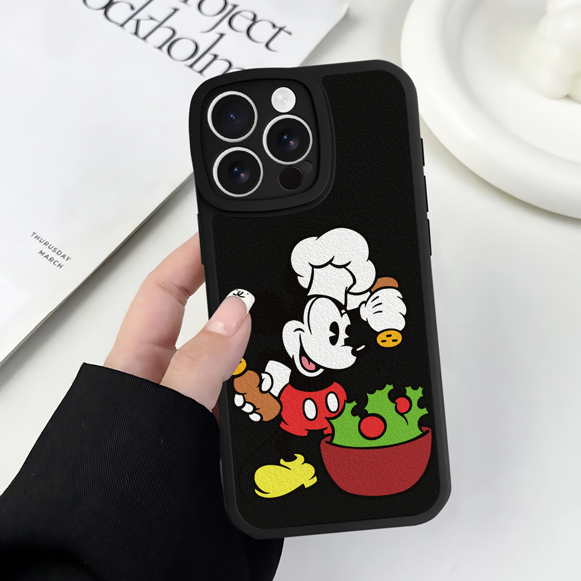 （画像用） ミッキーマウス Mickey Mouse 【iPhone 16シリーズ対応】シリコンスマホケース（レザー調） 材質：シリコン